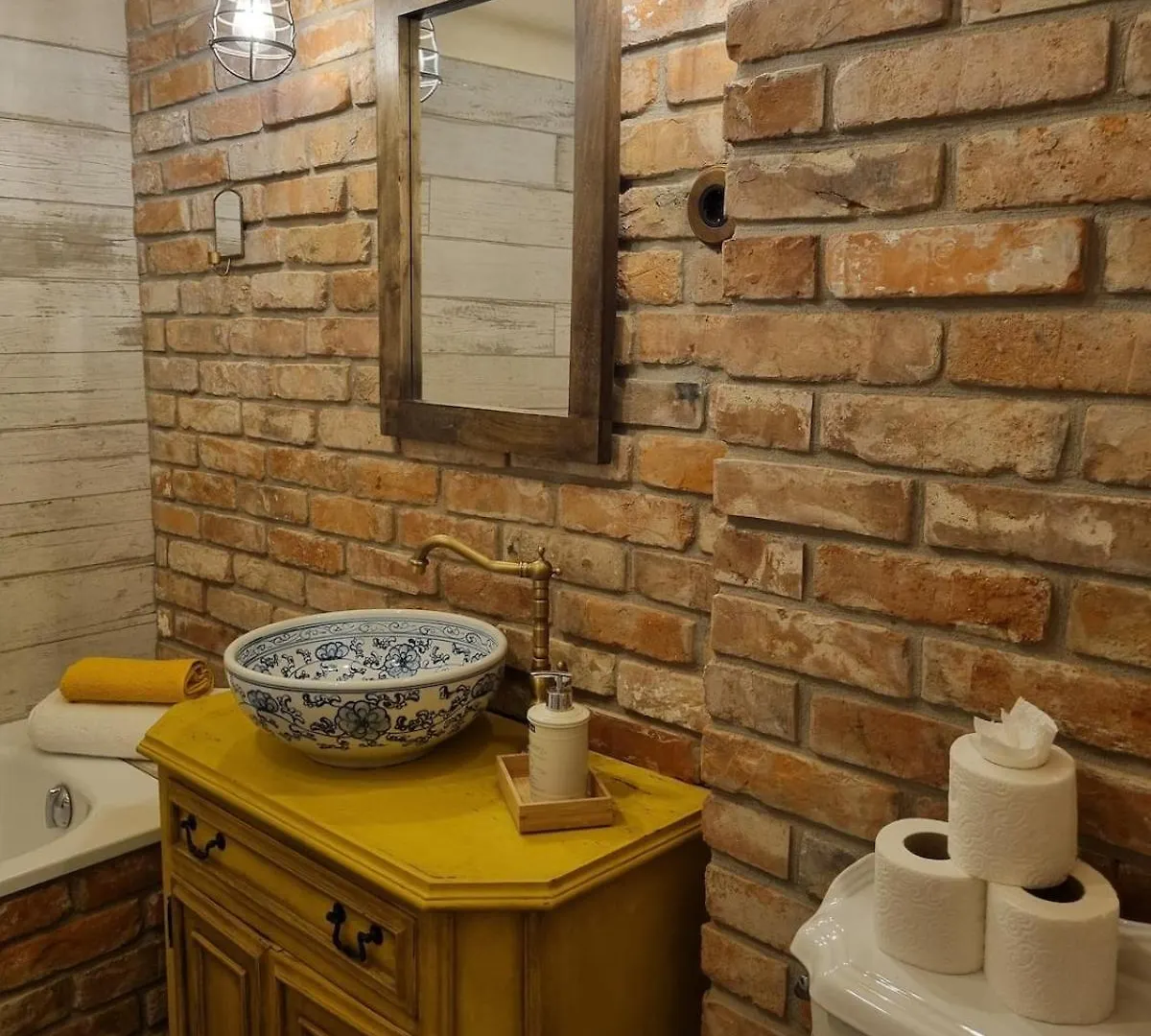 Center Budapest Vintage Home