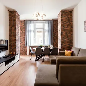 Jacuzzi And Privacy With 2 Balconies And Free Garage Apartmán